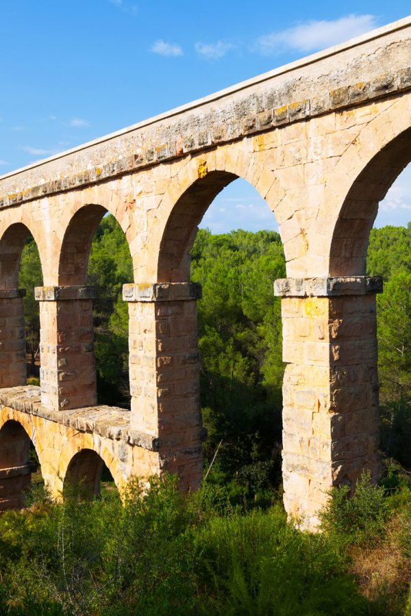 aqueduto-antigo-na-floresta-do-verao-tarragona