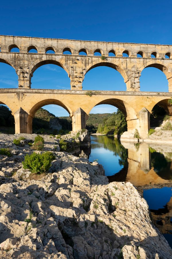 vista-do-famoso-aqueduto-romano-antigo-de-pont-du-gard-na-franca